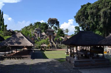 Tapınağın çevresinde Bali Ubud. Tıpkı başka yerlerde olduğunu
