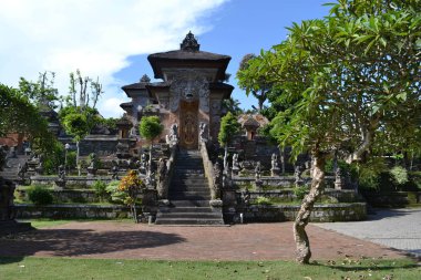 Tapınağın çevresinde Bali Ubud. Tıpkı başka yerlerde olduğunu