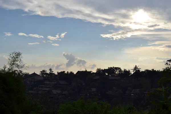 La vista intorno a Campuhan cresta a Ubud, Bali. Una bella pista con — Foto Stock