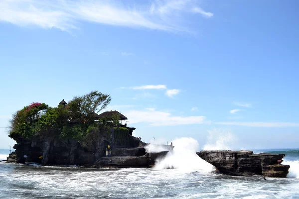 海边的寺庙 四周环绕着岩石的波浪 Pic 是在巴厘岛海神庙的地段拍摄的 — 图库照片