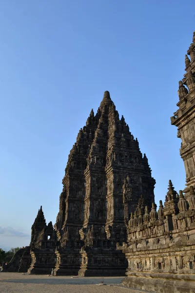 Bliżej spacerem do Prambanan, jeden z najbardziej piękne rzeźbione Hindu — Zdjęcie stockowe