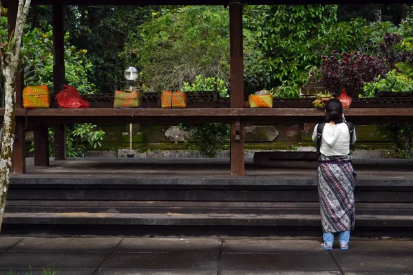 Un touriste prenant des photos aux offres à Bali, Indonésie — Photo
