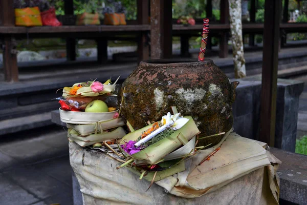 La ofrenda hecha en un templo en Bali — Foto de Stock