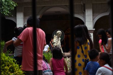 Bir Aziz heykeli. Onun üzerinde onun halo var gibi görünüyor 