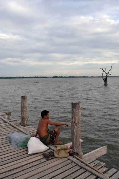 La actividad popular en el puente U Bein alrededor de Mandalay, Myanmar . — Foto de Stock