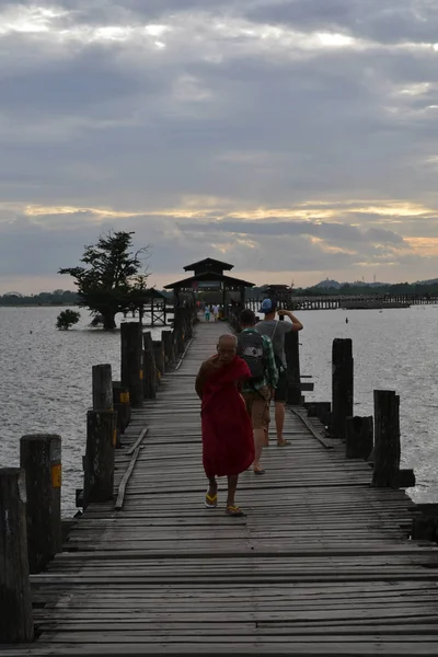 La actividad popular en el puente U Bein alrededor de Mandalay, Myanmar . — Foto de Stock