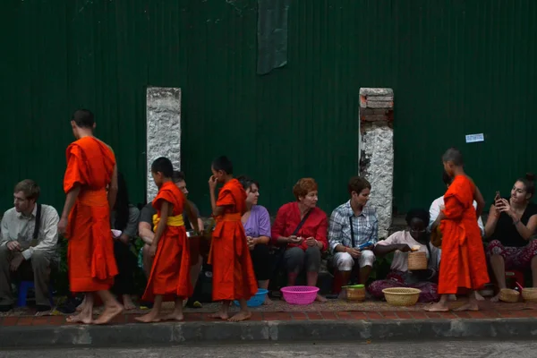 Het ritueel van aalmoes geven (de monniken verzamelen alms) in Luang P — Stockfoto
