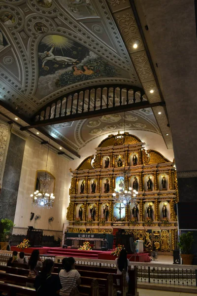Para peziarah di Gereja Santo Nino di Cebu, Filipina — Stok Foto