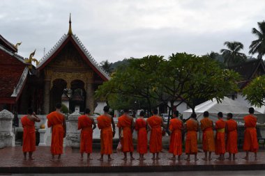 (Sadaka toplama rahipler) Luang P vermek sadaka ayini