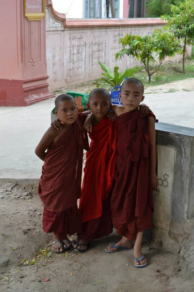 Los monjes alrededor de Mandalay, Birmania. Ha sido una tradición. — Foto de Stock
