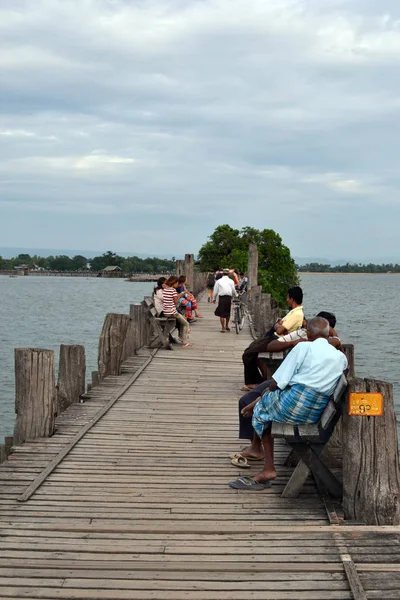 La actividad popular en el puente U Bein alrededor de Mandalay, Myanmar . — Foto de Stock