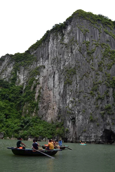 The activity around Ha Long Bay in Vietnam. It's a UNESCO world — Stock Photo, Image