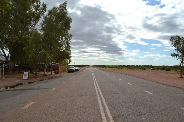 Een (zeer) lange weg naar het rode centrum, Centraal-Australië — Stockfoto