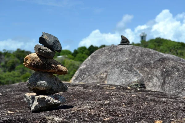 Rock balanceando em torno de Fitzroy Island, Queensland, Austrália. A f — Fotografia de Stock