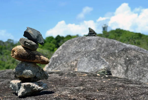 Balanceo de rocas alrededor de Fitzroy Island, Queensland, Australia — Foto de Stock