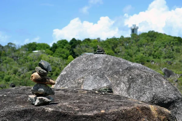Rock balanceándose alrededor de Fitzroy Island, Queensland, Australia. A f — Foto de Stock