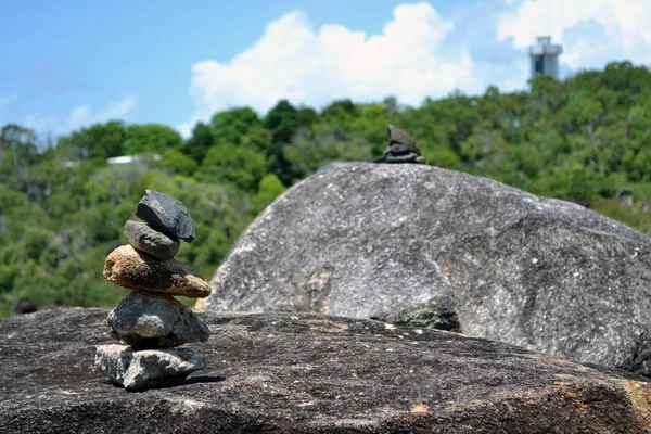 Rock balanceando em torno de Fitzroy Island, Queensland, Austrália. A f — Fotografia de Stock