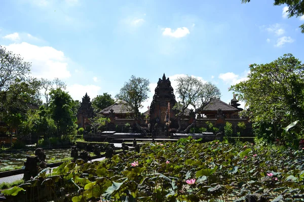 Chrám (nazývané "pura Saraswati" v balijském) kolem Ubudu v — Stock fotografie
