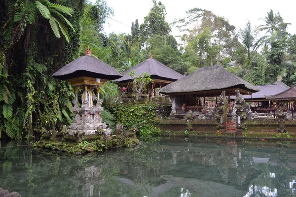 De tempel (genaamd "pura" in Balinese) rond Ubud op Bali — Stockfoto