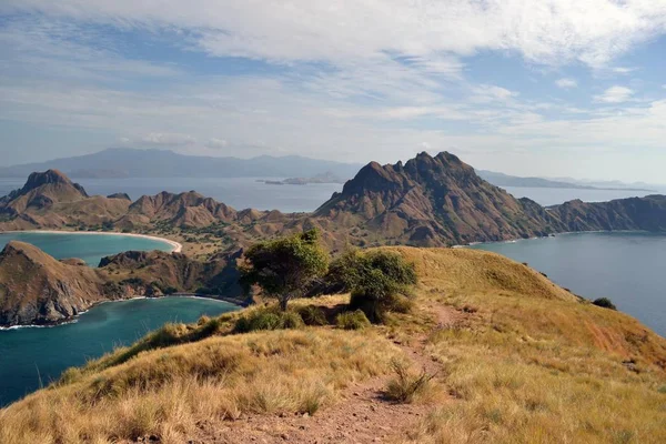 Endonezya, Kom uzak olmayan Padar adanın çarpıcı görünümü