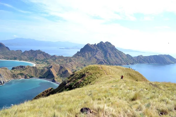 La impresionante vista de la isla de Padar en Indonesia, no muy lejos de Kom — Foto de Stock