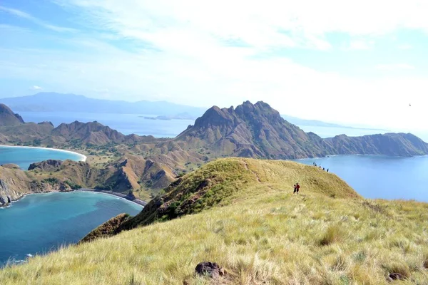 Der atemberaubende blick auf padar island in indonesien, nicht weit von kom — Stockfoto