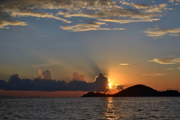 Ηλιοβασίλεμα γύρω από Komodo Island, Ινδονησία — Φωτογραφία Αρχείου