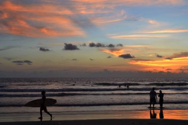 Sörfçü ve Kuta, Bali günbatımı