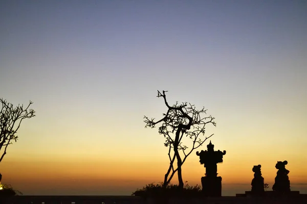 Hinduistischer Altar und Sonnenuntergang in kuta, bali, Indonesien — Stockfoto