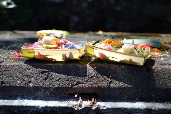 La ofrenda hecha en un templo en Bali, Indonesia. Se llama —  Fotos de Stock