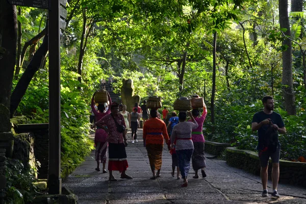 Le rituel dans un temple hindou (appelé pura) à Bali, Indonésie — Photo