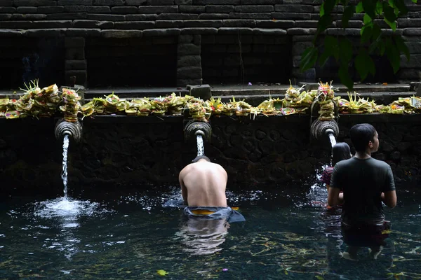 Le rituel dans un temple hindou (appelé pura) à Bali, Indonésie — Photo