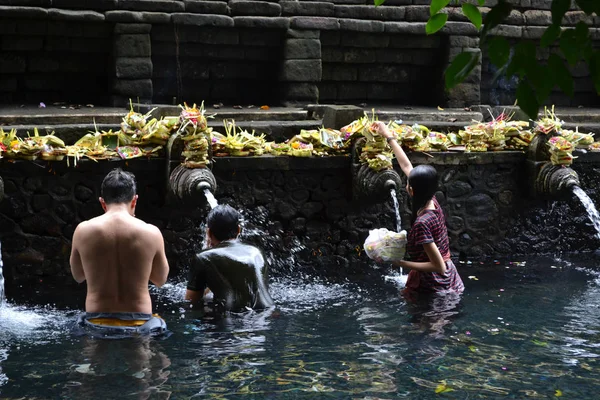 Le rituel dans un temple hindou (appelé pura) à Bali, Indonésie — Photo
