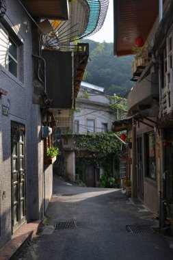 Jiu Fen boş sokakta