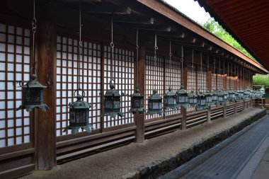 Bir tapınak (veya bir tapınak) asılı çok fener ile