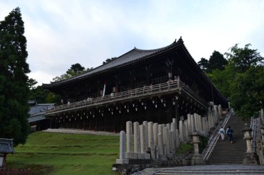 Nara Park Nigatsu-do tapınağında merdivenlerde yürüyen insanlar