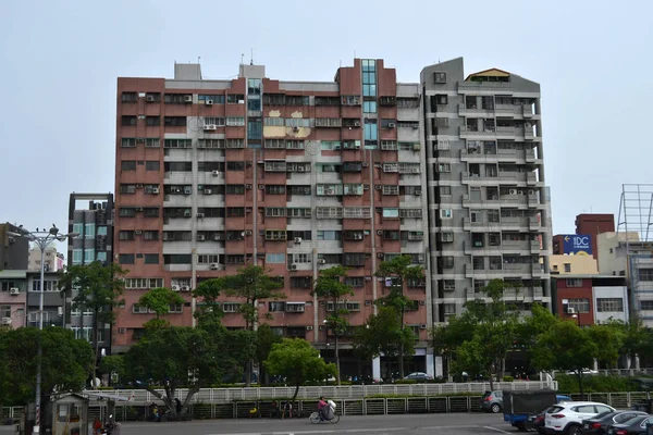 Gente en bicicleta frente a un apartamento antiguo —  Fotos de Stock