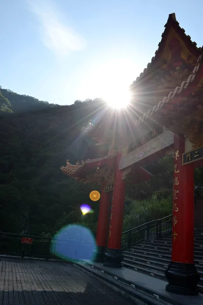 Il riflesso della luce sulla porta di un tempio — Foto Stock