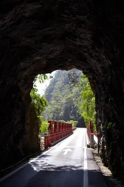 Bir tünel (bir sürü) Taroko Milli Parkı'nda — Stok fotoğraf