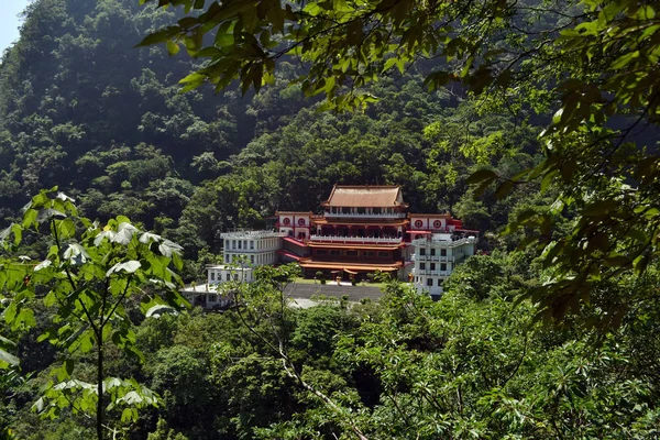 Chan Guang Tapınağı ortasında Taroko Milli Parkı — Stok fotoğraf