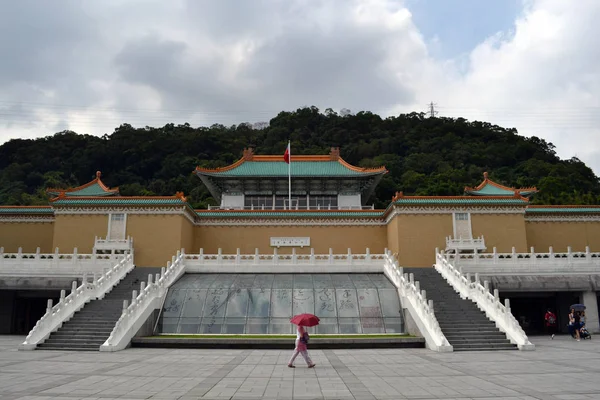 A woman with umbrella walking in front of Taipei National Museum — Stock Photo, Image
