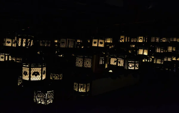 In una stanza buia piena di lanterne — Foto Stock