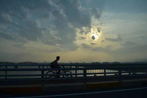 Orang-orang bersepeda di sore hari (matahari terbenam ) — Stok Foto