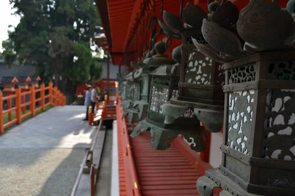 Menschen beten am Kasuga Taisha, dem berühmten Schrein in Nara (Japan) — Stockfoto