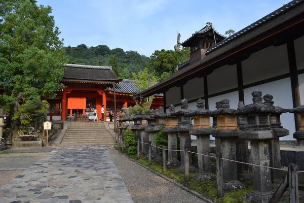 Der Ort wird kasuga-taisha genannt. ein japanischer Schrein in nara, ja — Stockfoto