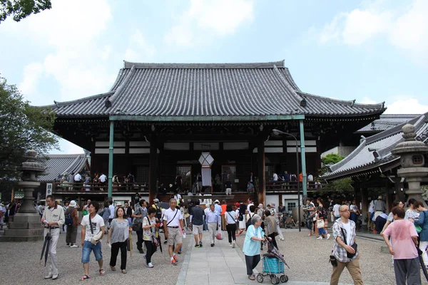 De tempel in Osaka, Japan. Het werd bezocht door vele toeristen en — Stockfoto