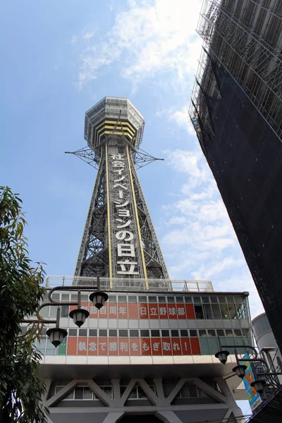 A famosa Torre Tsutenkaku (onde você pode fazer a observação em seu — Fotografia de Stock