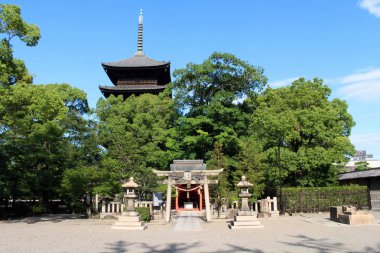 Giderken daha yakın Toji tapınakta Kyoto ve bir tapınak önünde 