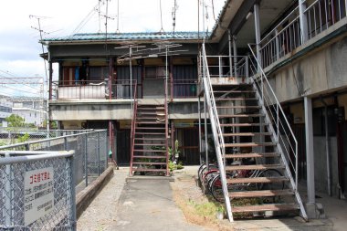 Japonya'da küçük ve eski bir ev