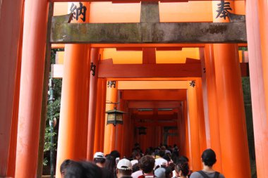 Fushimi Inari tapınak Kyoto, Japonya'nın kapılarında hattı.